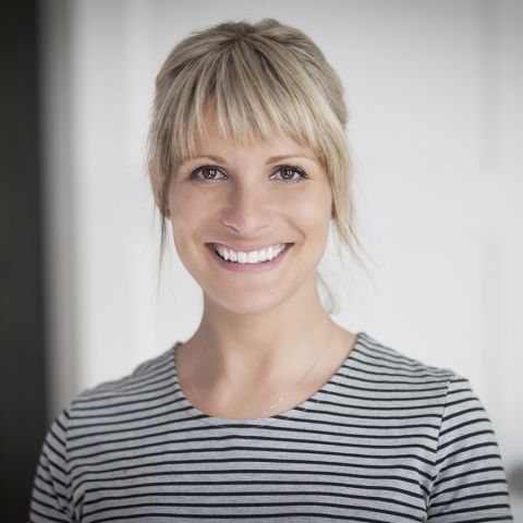 Femilift für das weibliche Wohlbefinden Proträit einer blonden schönen Frau